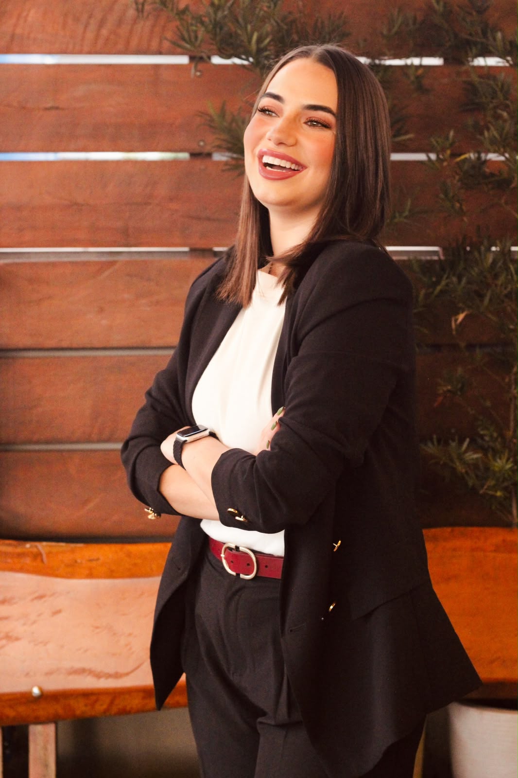 Pâmela Domiciano sorrindo, de braços cruzados.